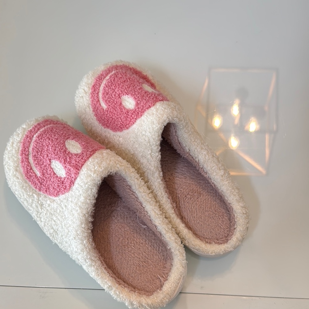 Amazon Women's Pink and Cream Slippers